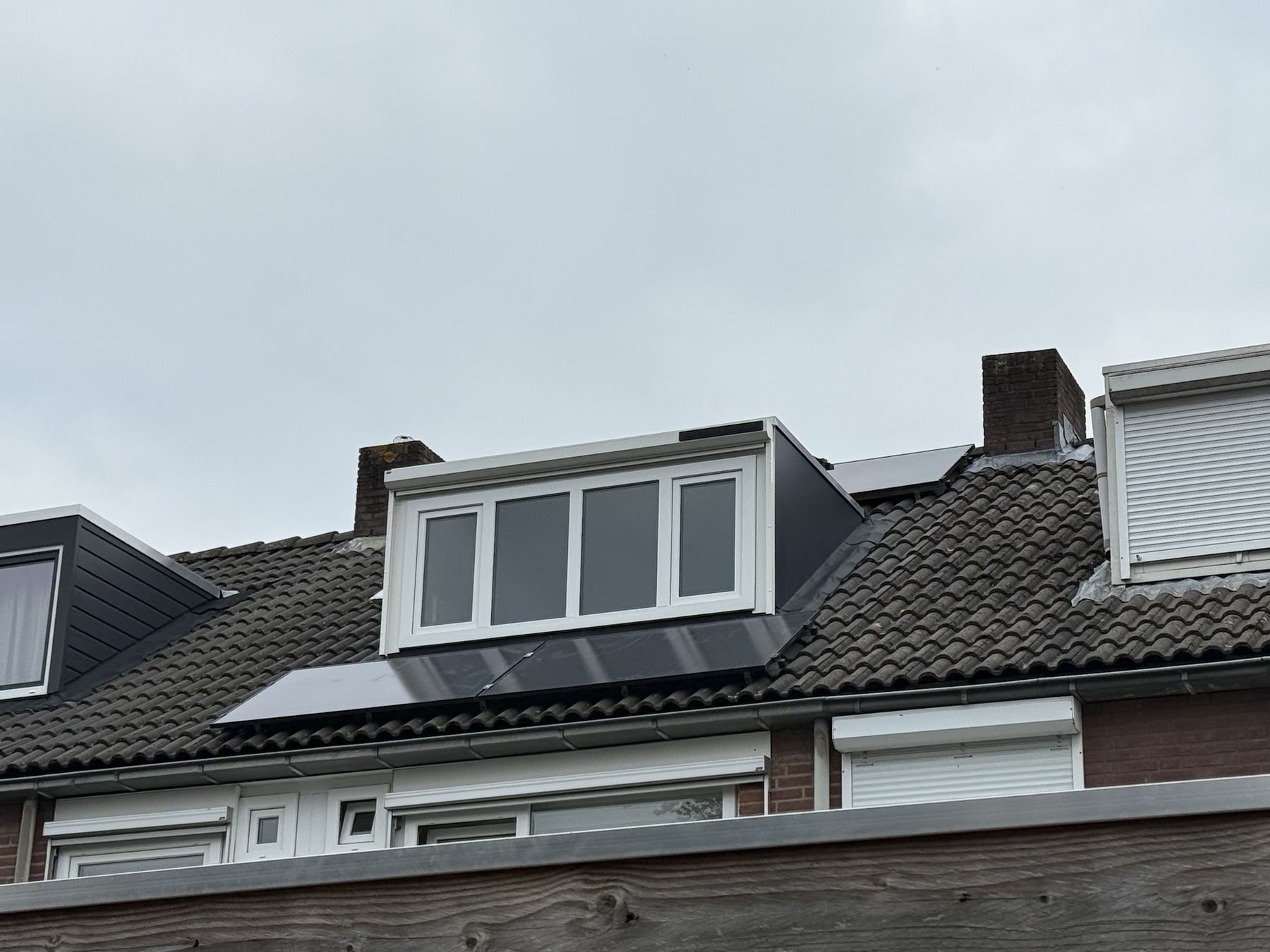 Nieuwe dakkapel met drie ramen op een rij woningen, gebouwd door RvR Bouw&Timmerwerken