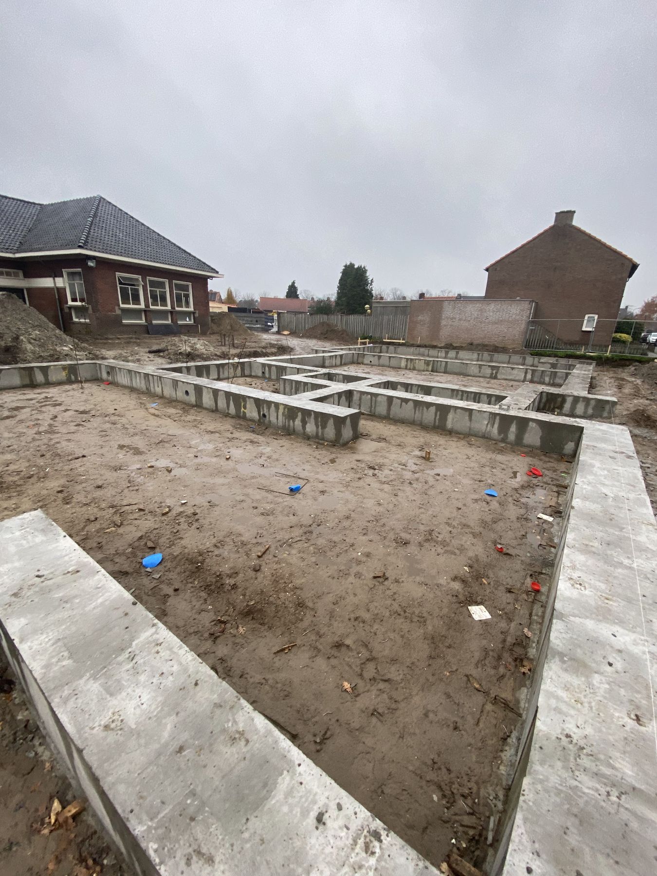 Betonnen fundering op een bouwkavel, klaar voor de opbouw